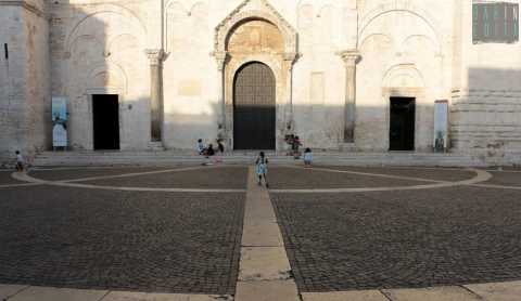 Cena dei ferraristi davanti alla Basilica, chi ha dato l'ok? Decaro: Non ne so nulla